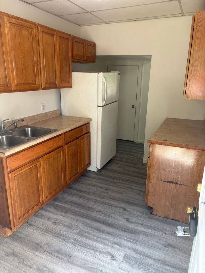 416 E 8th St - Photo 5 of 8