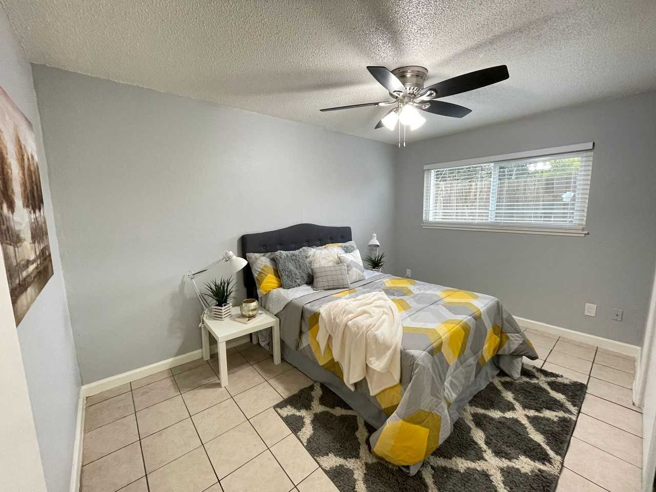 Lone Pine Apartments - Photo 4 of 29