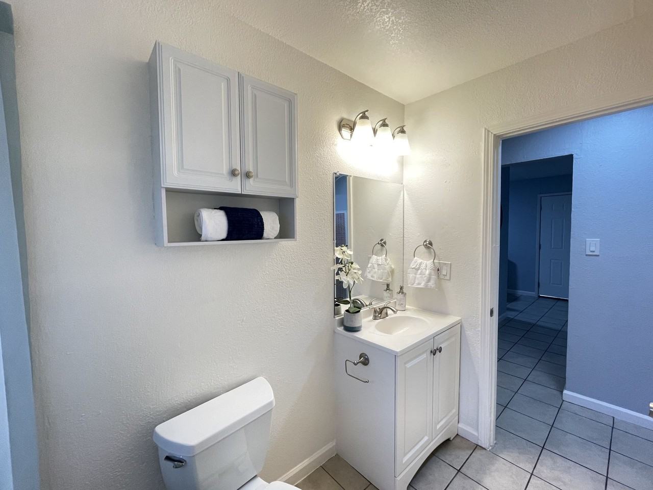 Lone Pine Apartments - Photo 5 of 29