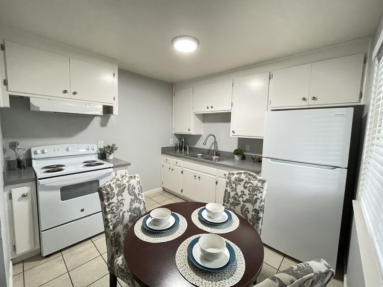 Lone Pine Apartments - Photo 6 of 29