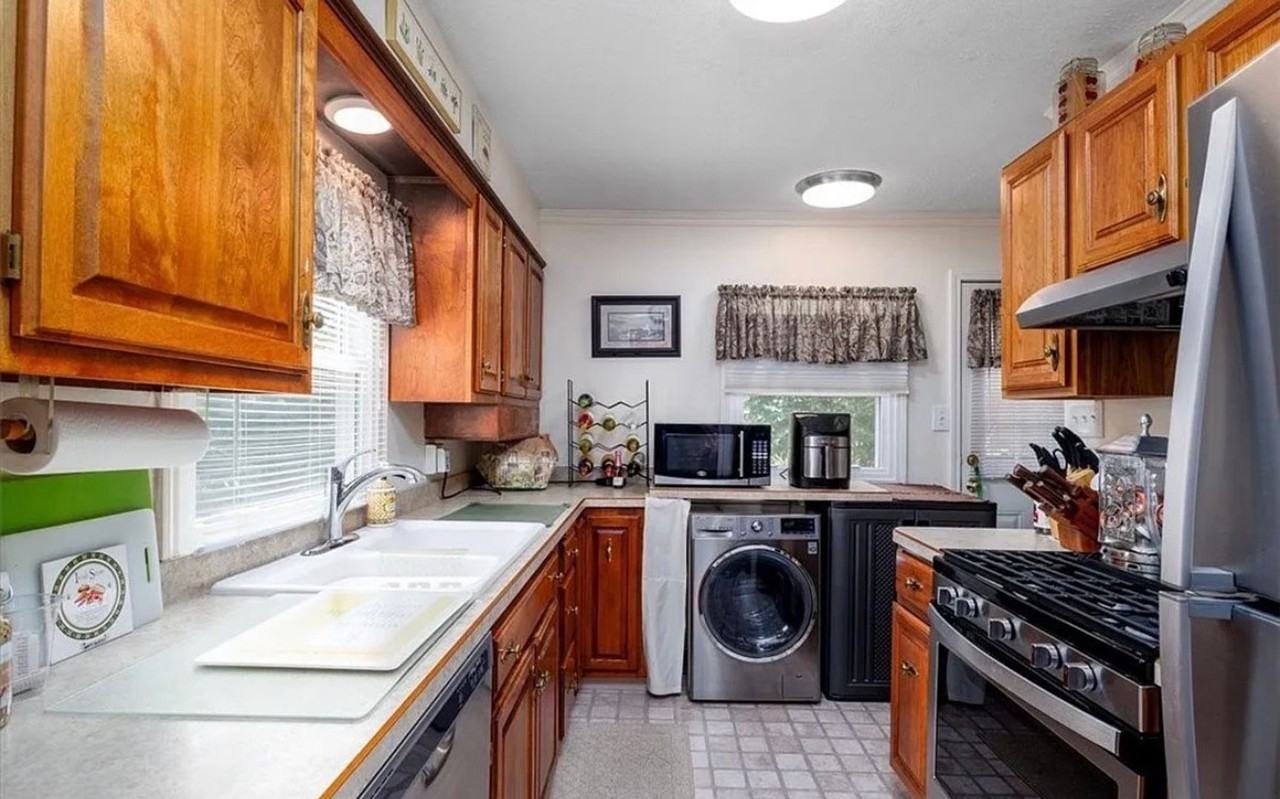 460 Royal Ave - Photo 4 of 10