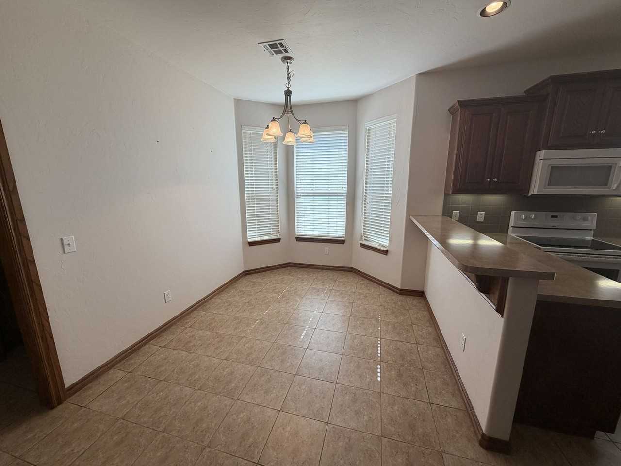 800 Windsor Pl - Photo 5 of 17