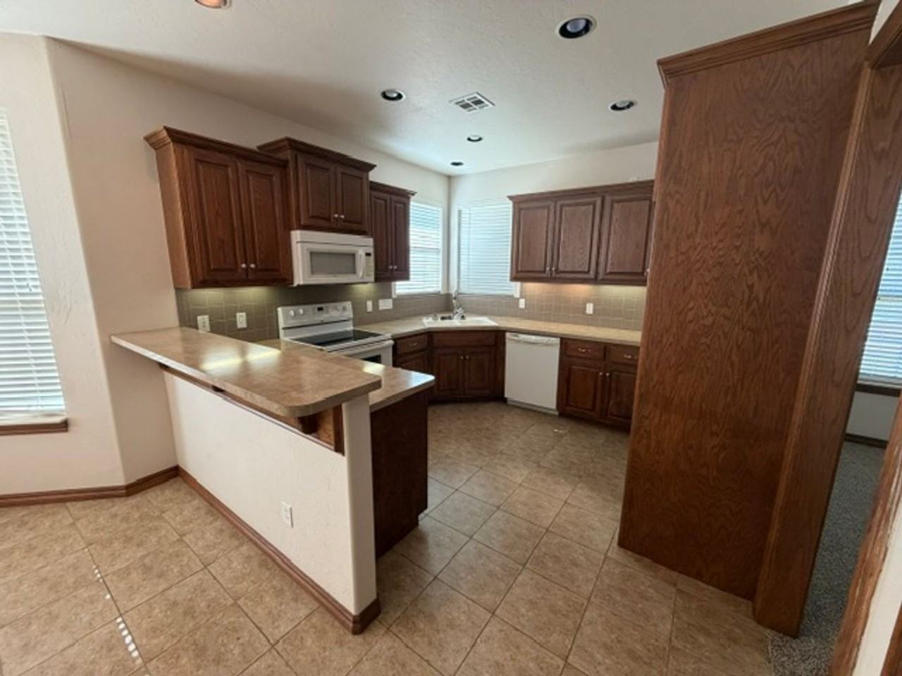 800 Windsor Pl - Photo 7 of 17
