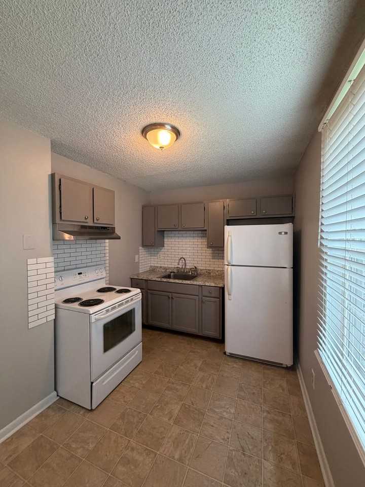 212 Jay Dr - Photo 2 of 12