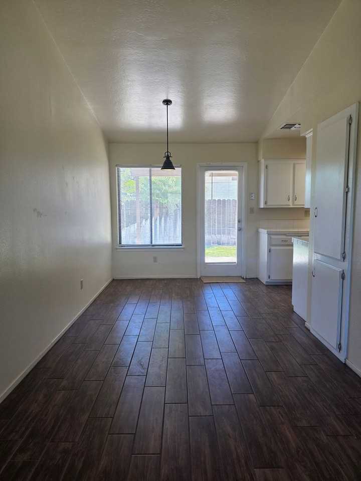 1012 Orangewood St - Photo 3 of 15