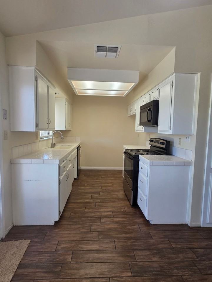 1012 Orangewood St - Photo 4 of 15