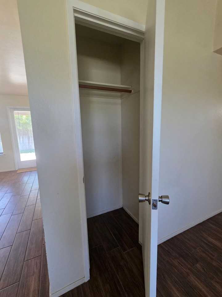 1012 Orangewood St - Photo 5 of 15
