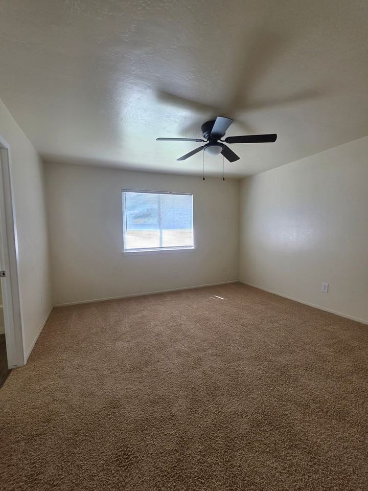 1012 Orangewood St - Photo 7 of 15