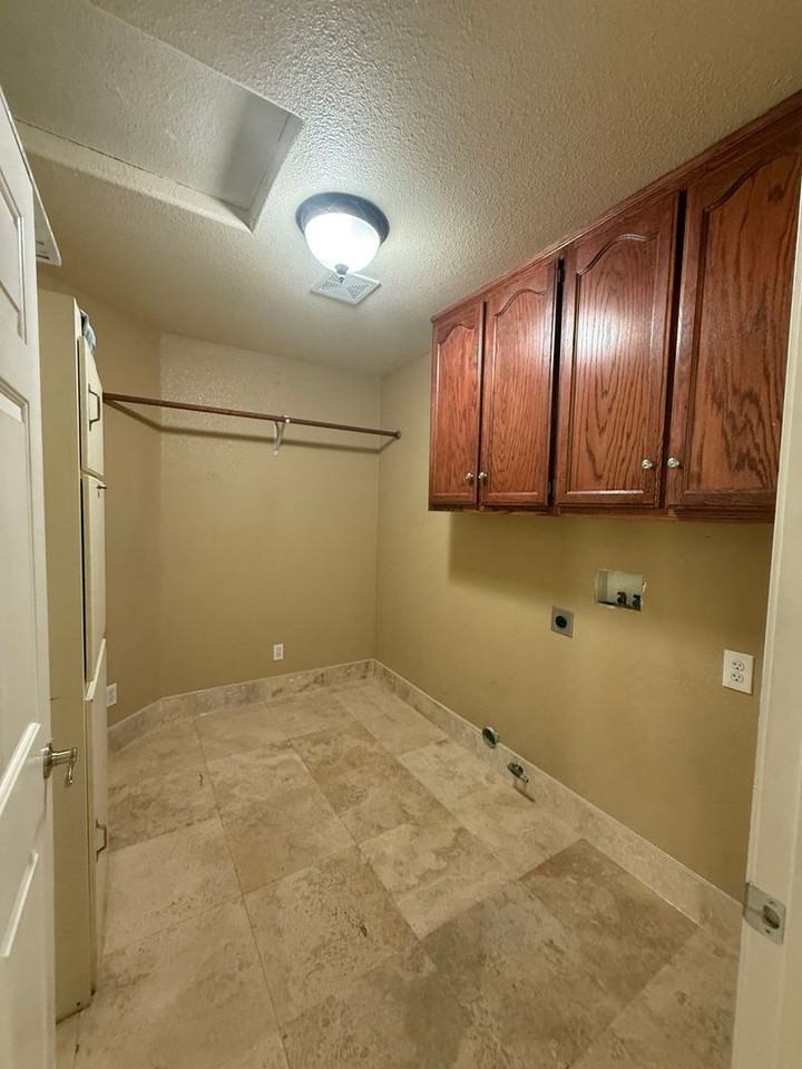 13425 Spring Valley Pkwy - Photo 5 of 38
