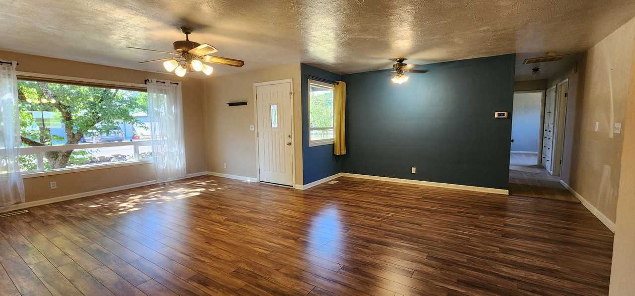4274 Pauline Ave Se - Photo 4 of 19