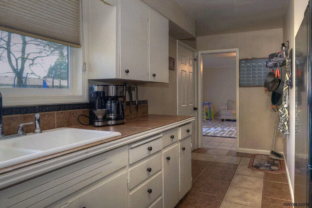 4274 Pauline Ave Se - Photo 6 of 19