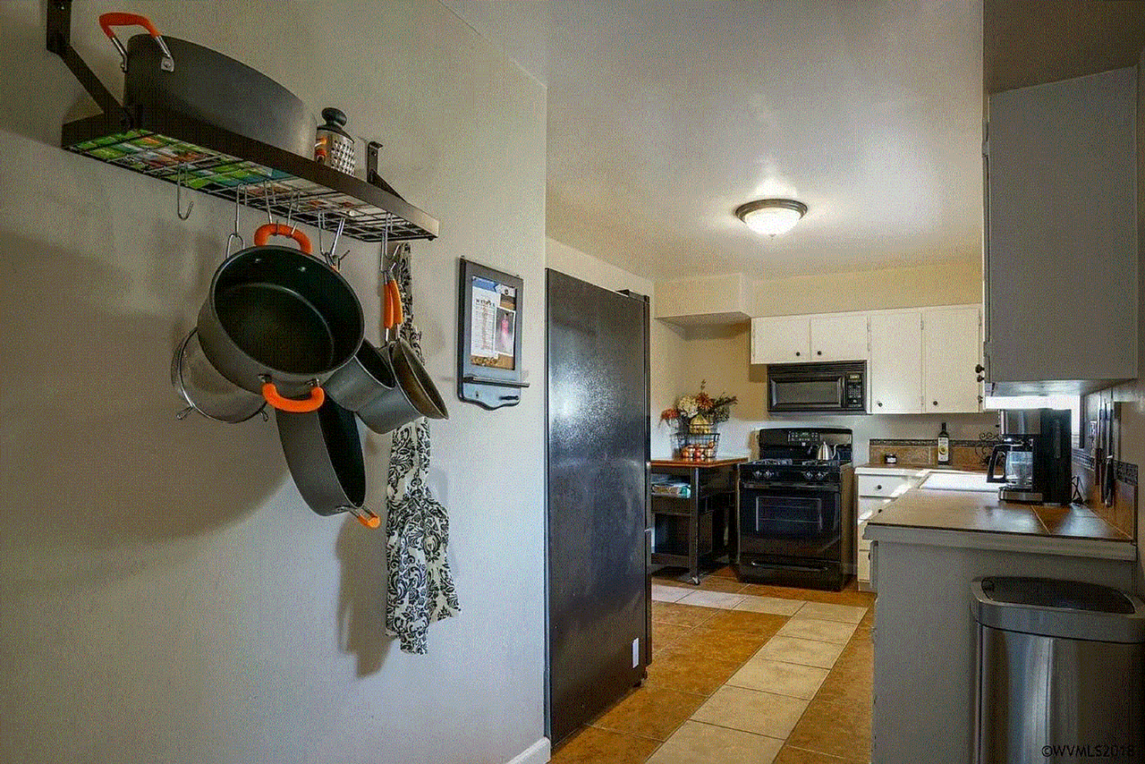 4274 Pauline Ave Se - Photo 7 of 19