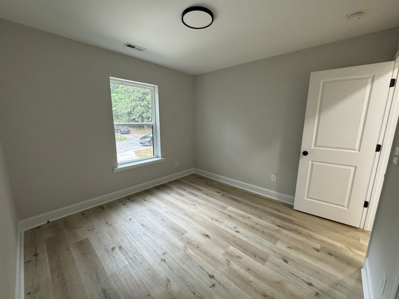 3530 Charing Cross Rd - Photo 6 of 33