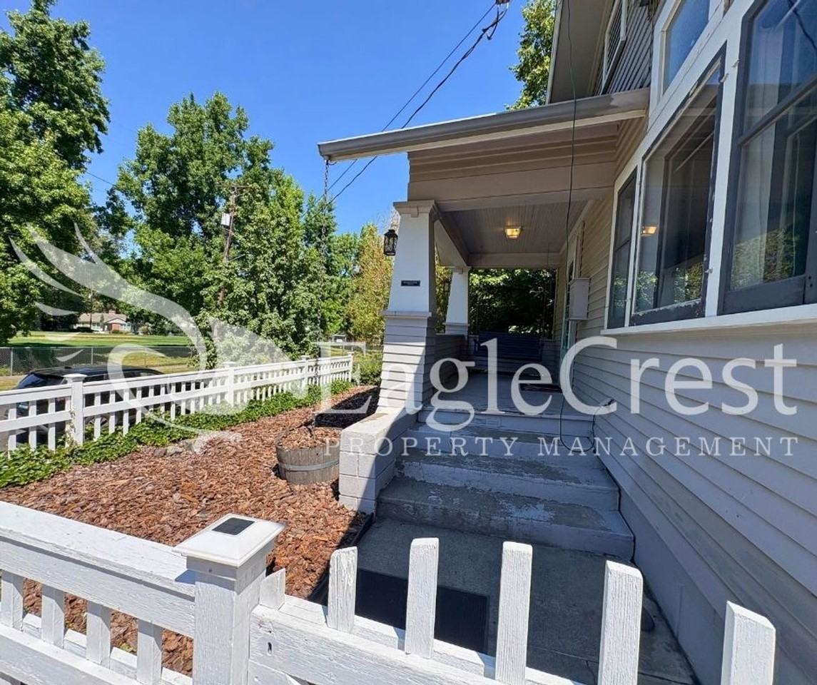 304 N Division St - Photo 4 of 50