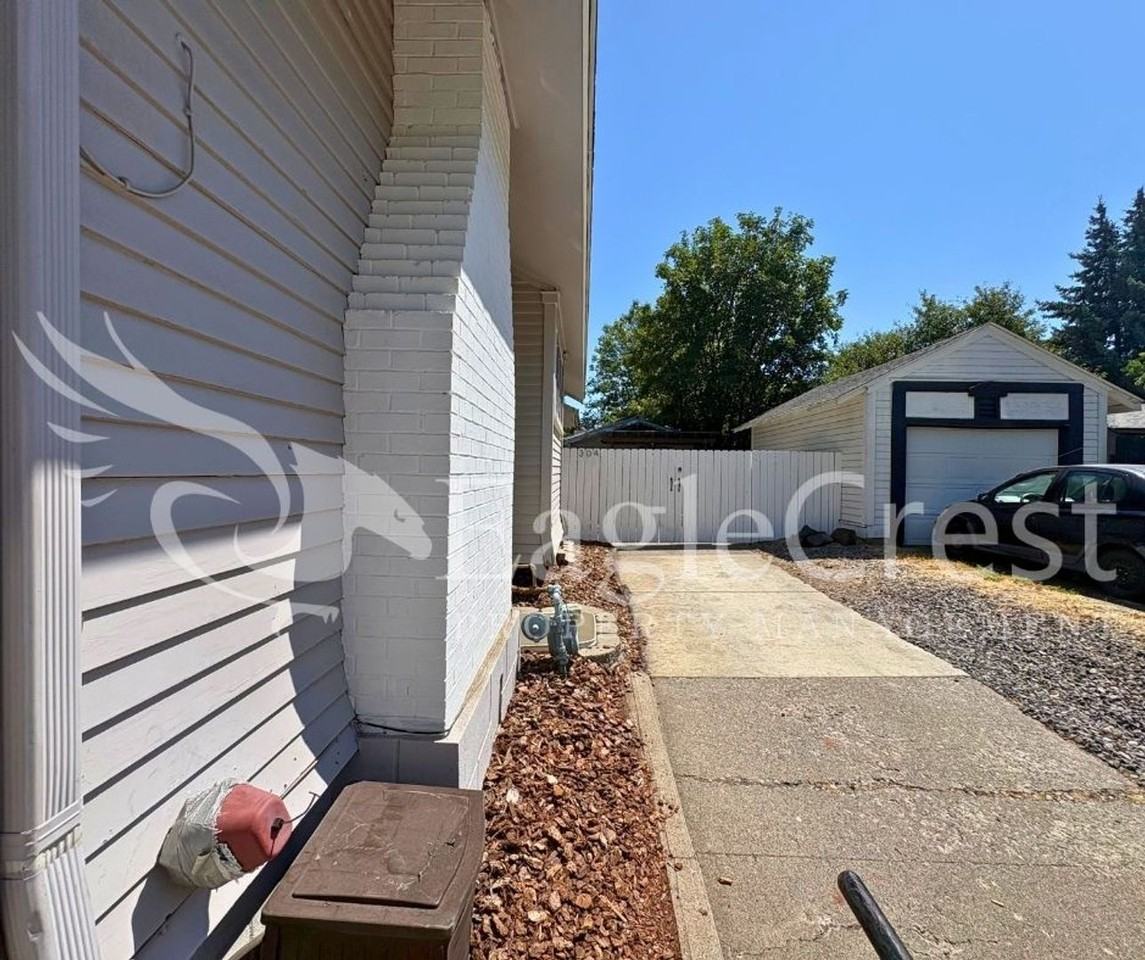 304 N Division St - Photo 5 of 50