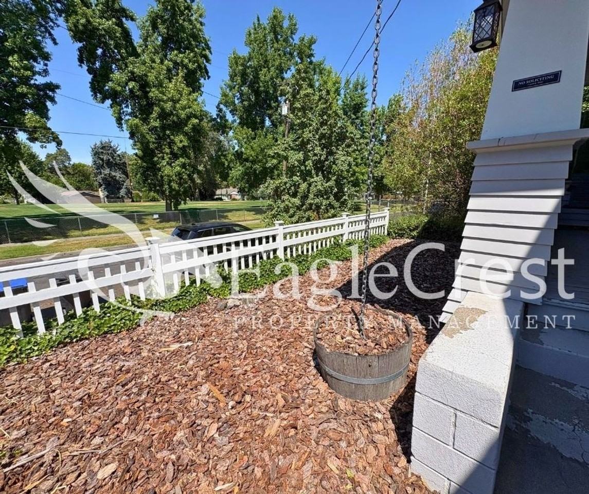 304 N Division St - Photo 6 of 50