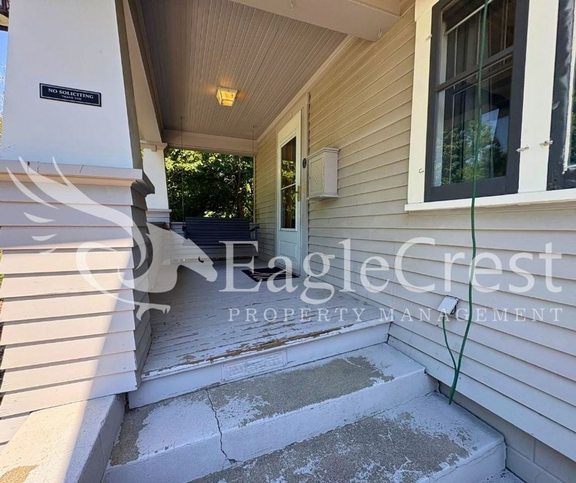 304 N Division St - Photo 7 of 50