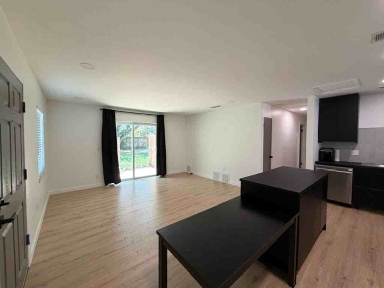 1405 Park Lake St - Photo 4 of 11