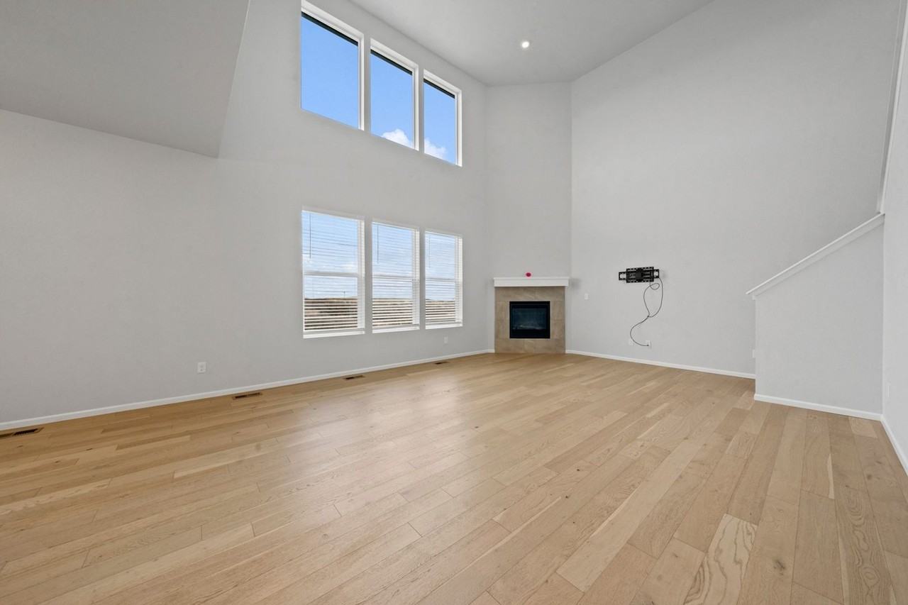 470 Hyde Park Cir - Photo 2 of 11