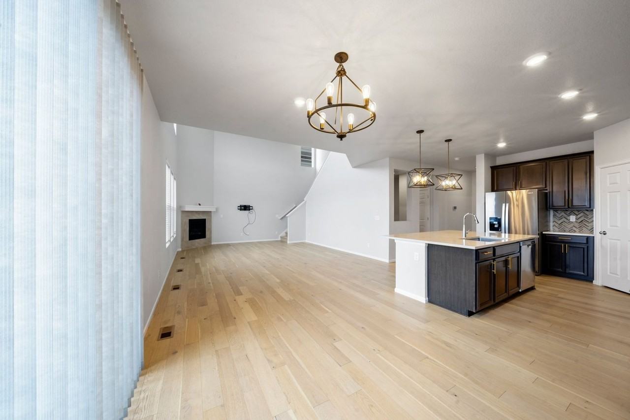 470 Hyde Park Cir - Photo 4 of 11