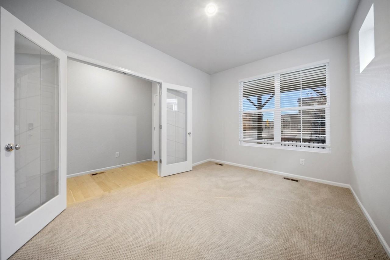 470 Hyde Park Cir - Photo 5 of 11