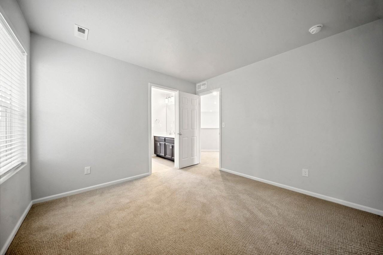 470 Hyde Park Cir - Photo 6 of 17