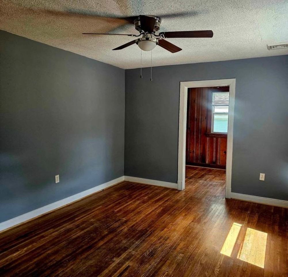 1302 Carlisle Ave - Photo 2 of 10