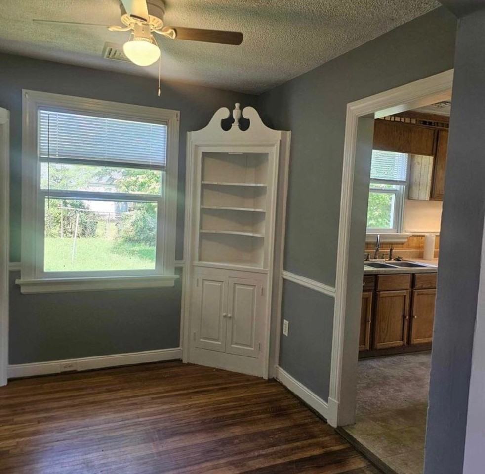 1302 Carlisle Ave - Photo 3 of 10