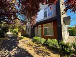 featured image of 1015 Ne 55th St