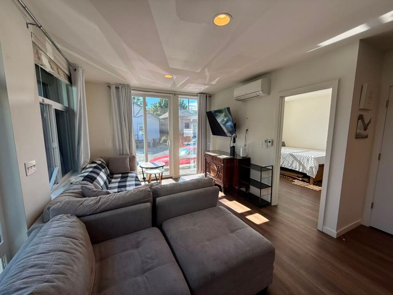 1017 Ne 55th St - Photo 4 of 24