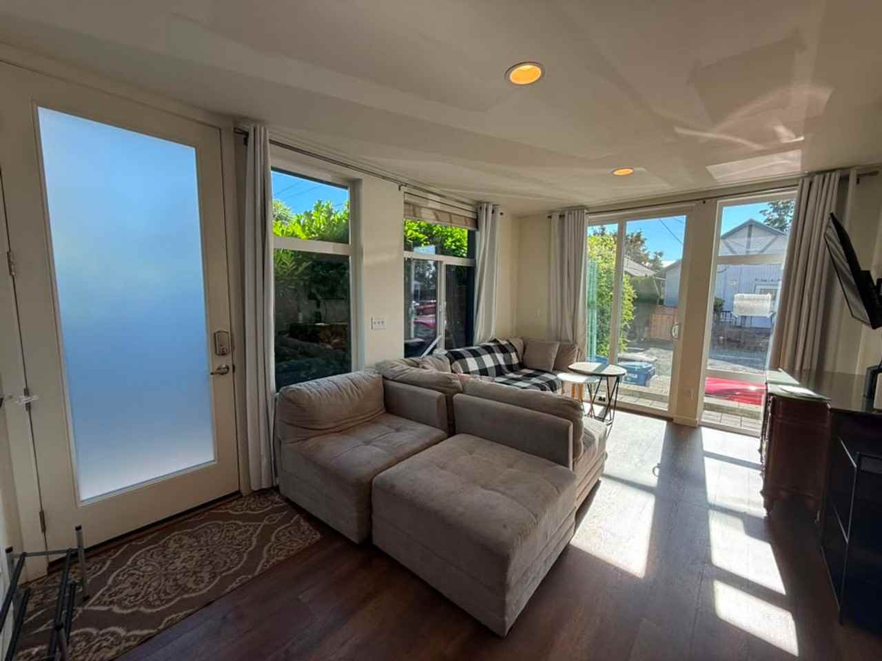 1017 Ne 55th St - Photo 5 of 24