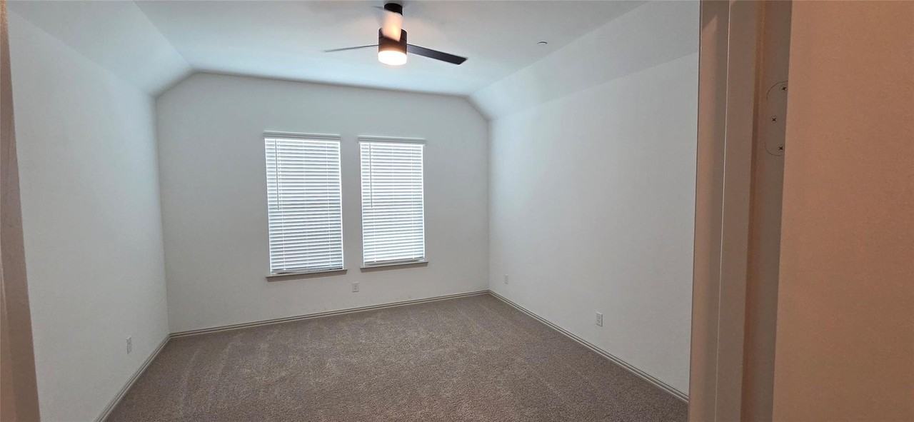 1014 Stockton Dr - Photo 4 of 13