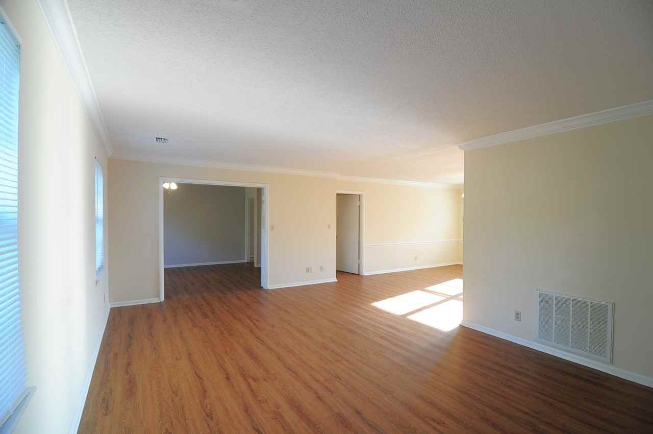 8205 Willowbrook Cir Se - Photo 4 of 13