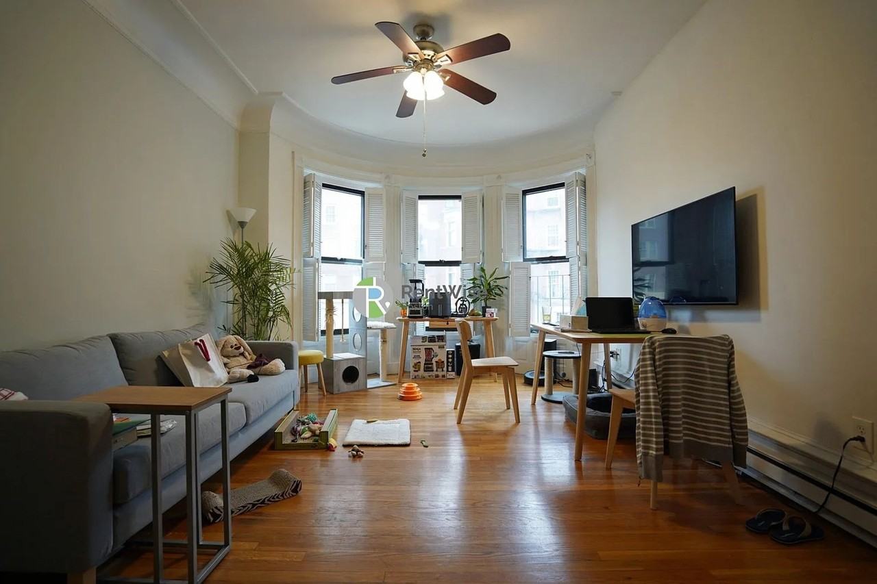 528 Beacon St - Photo 2 of 11