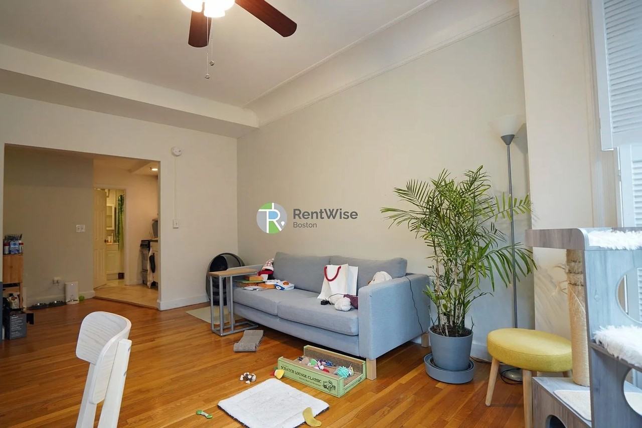 528 Beacon St - Photo 3 of 11