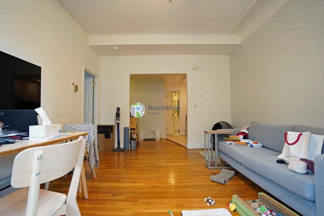 528 Beacon St - Photo 4 of 11