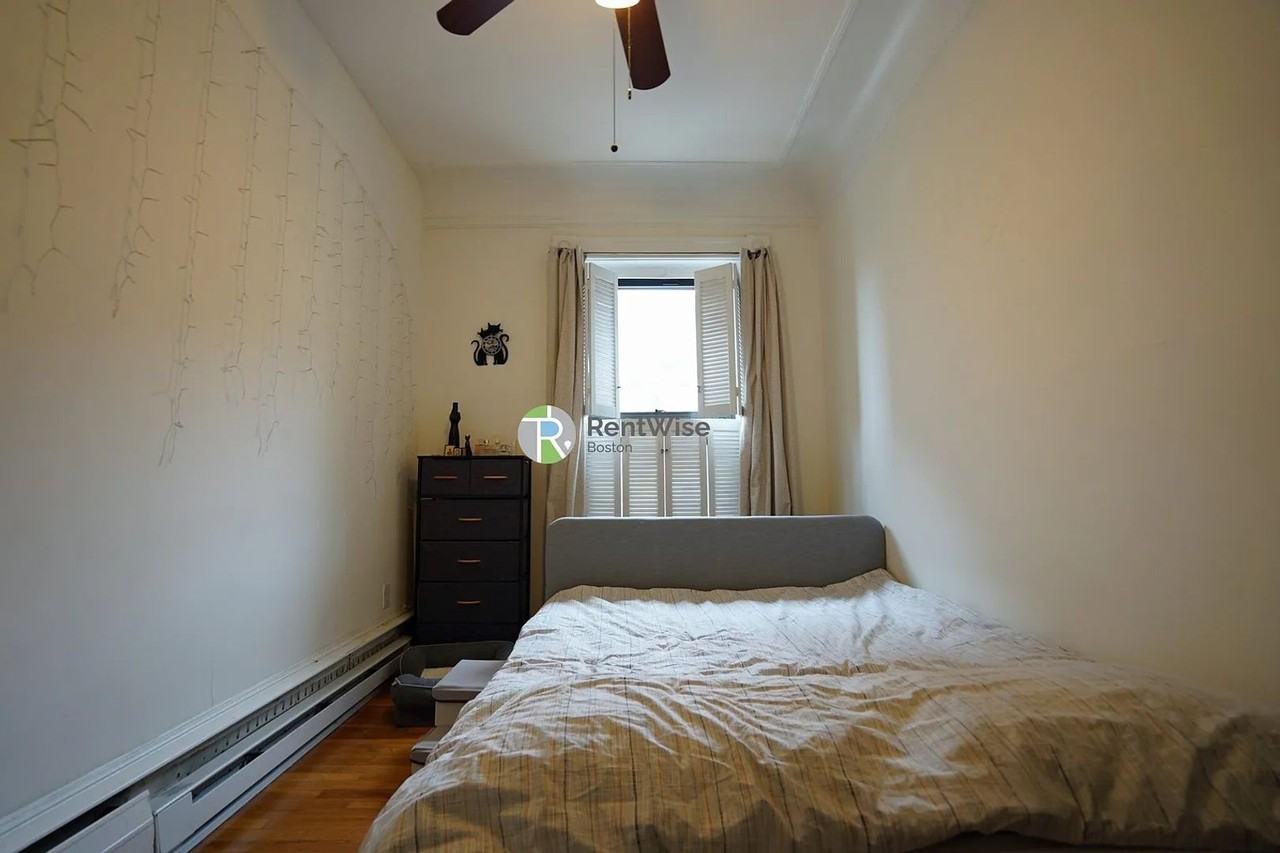 528 Beacon St - Photo 7 of 11