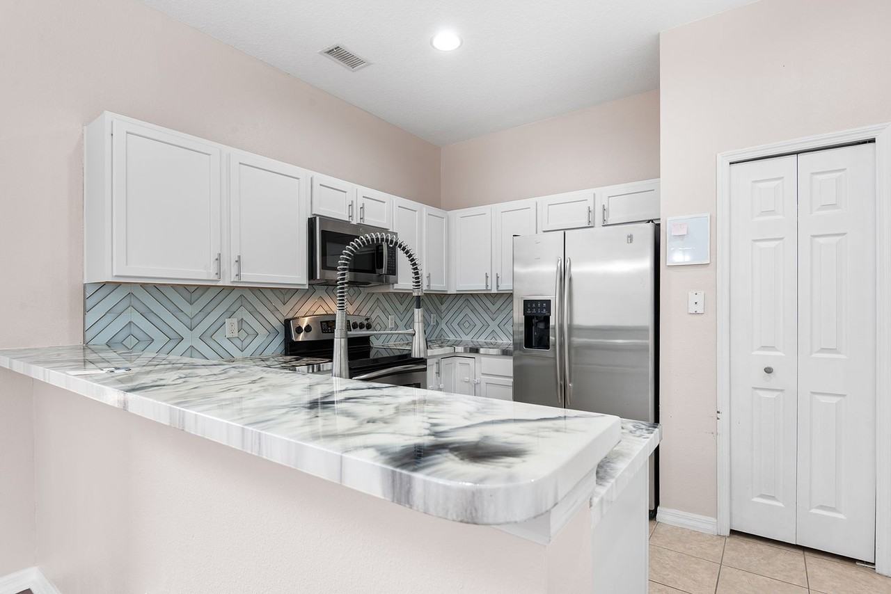 10077 Moorshire Cir - Photo 5 of 19