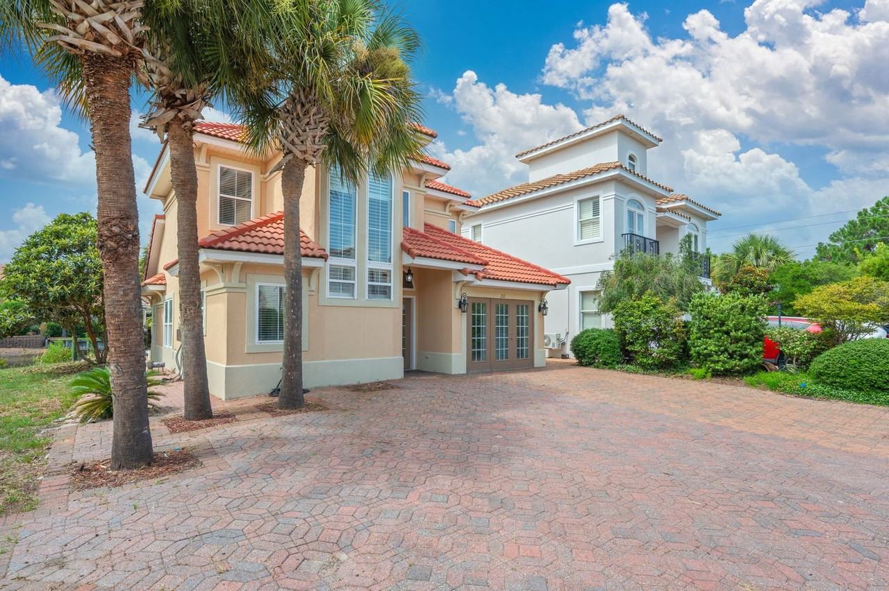 272 Calusa Blvd - Photo 2 of 42