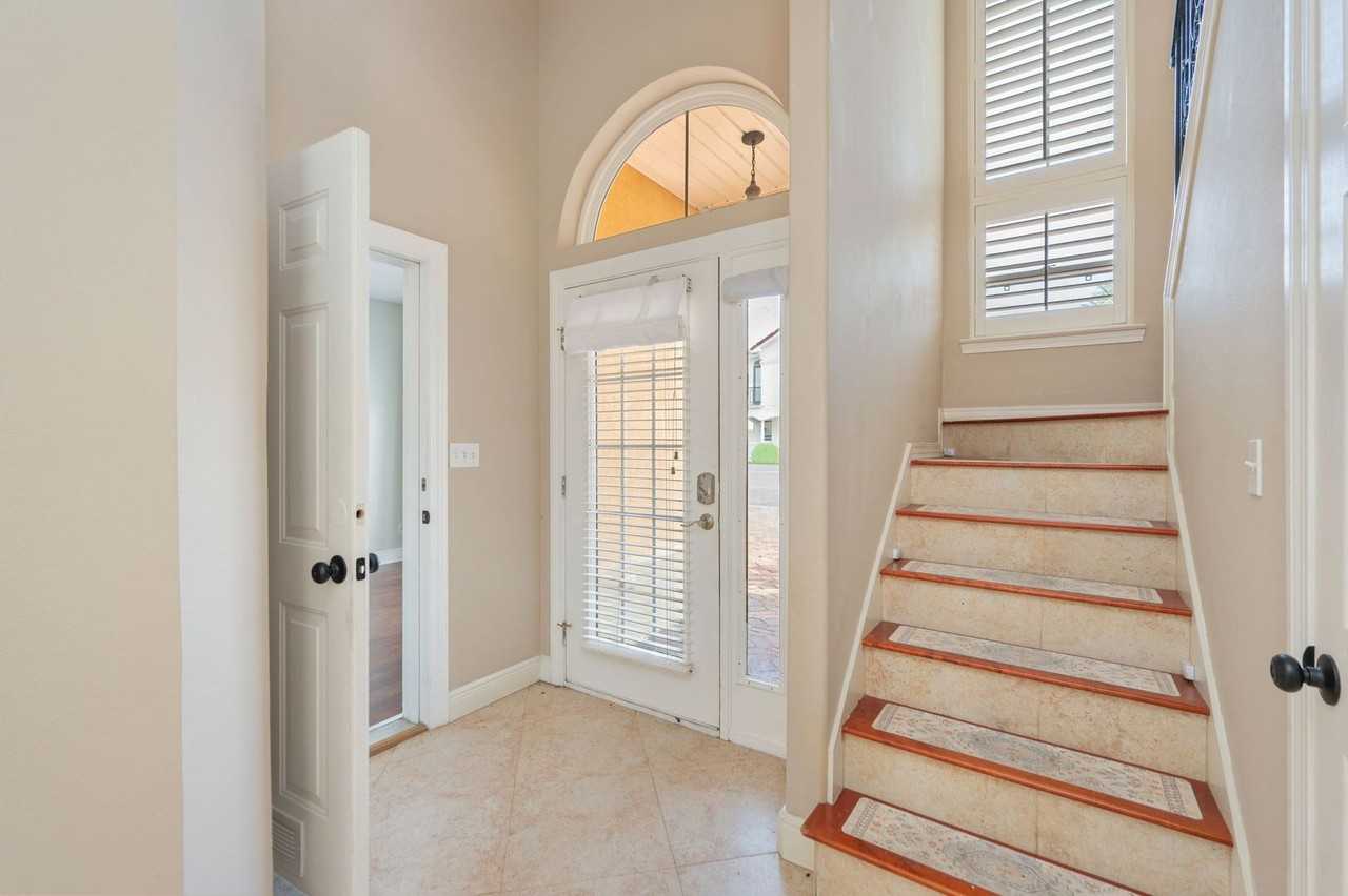272 Calusa Blvd - Photo 5 of 42