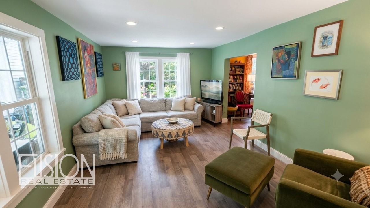 282 Ethan Allen Pkwy - Photo 3 of 49