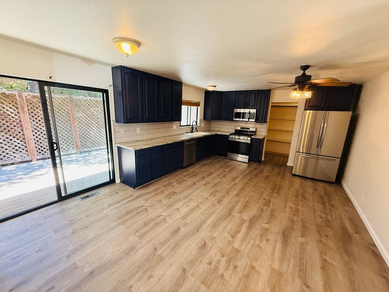 1222 Jobs Peak Dr - Photo 5 of 35