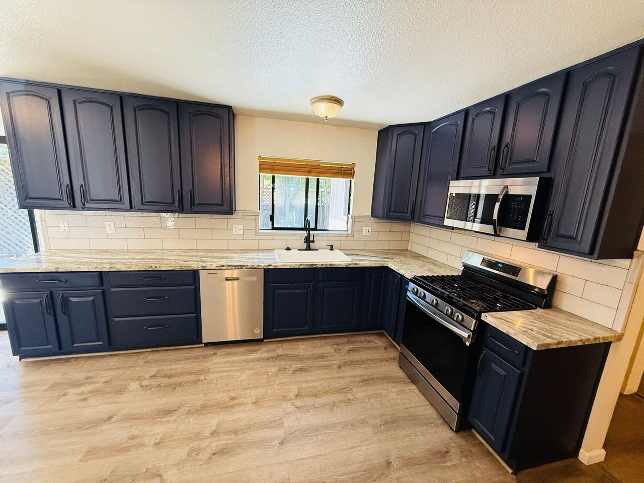 1222 Jobs Peak Dr - Photo 6 of 35