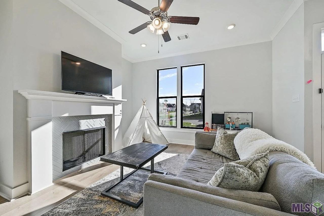 10238 Grayton Dr - Photo 4 of 13