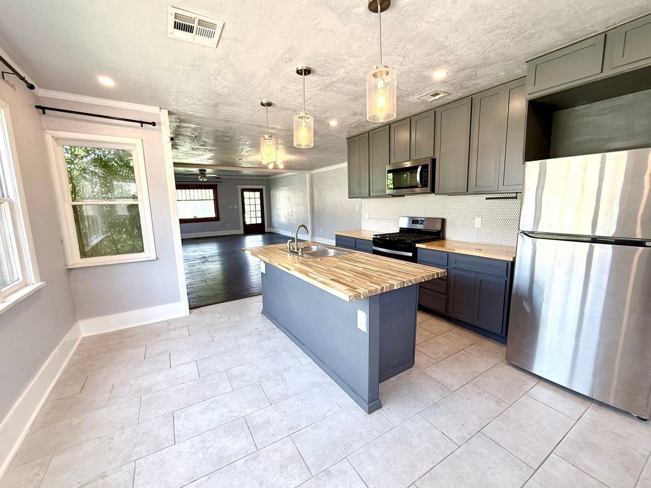 630 Nw 22nd St - Photo 3 of 12
