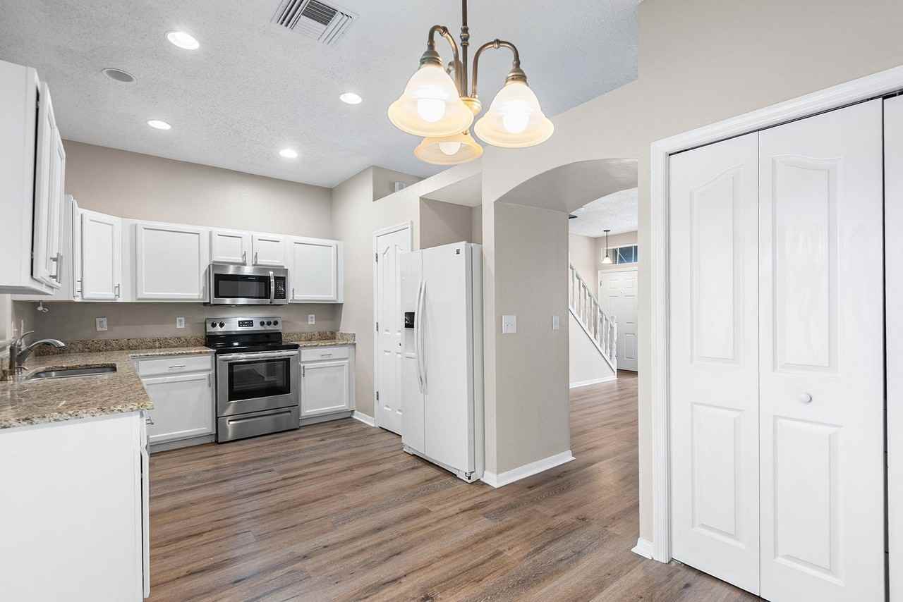 10114 Farmingdale Pl - Photo 4 of 12
