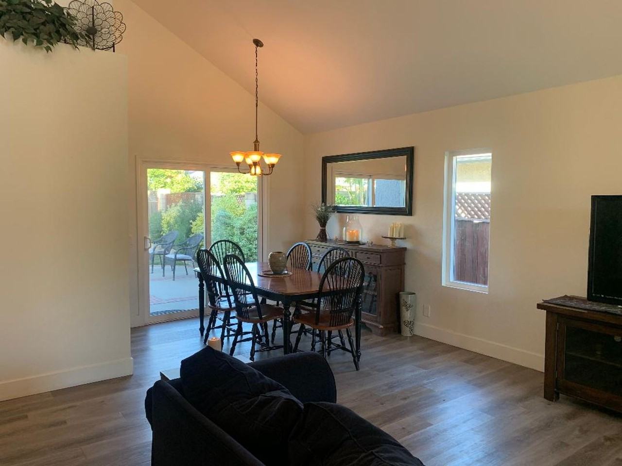 872 Jasper Ave - Photo 6 of 48