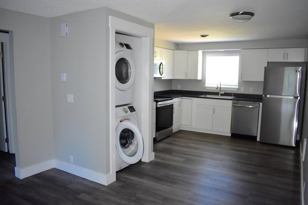 3110 Ne Tide Ave - Photo 2 of 18