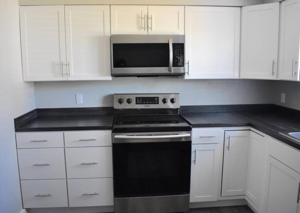 3110 Ne Tide Ave - Photo 3 of 18