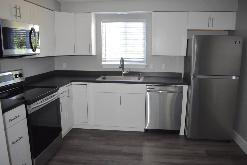 3110 Ne Tide Ave - Photo 4 of 18